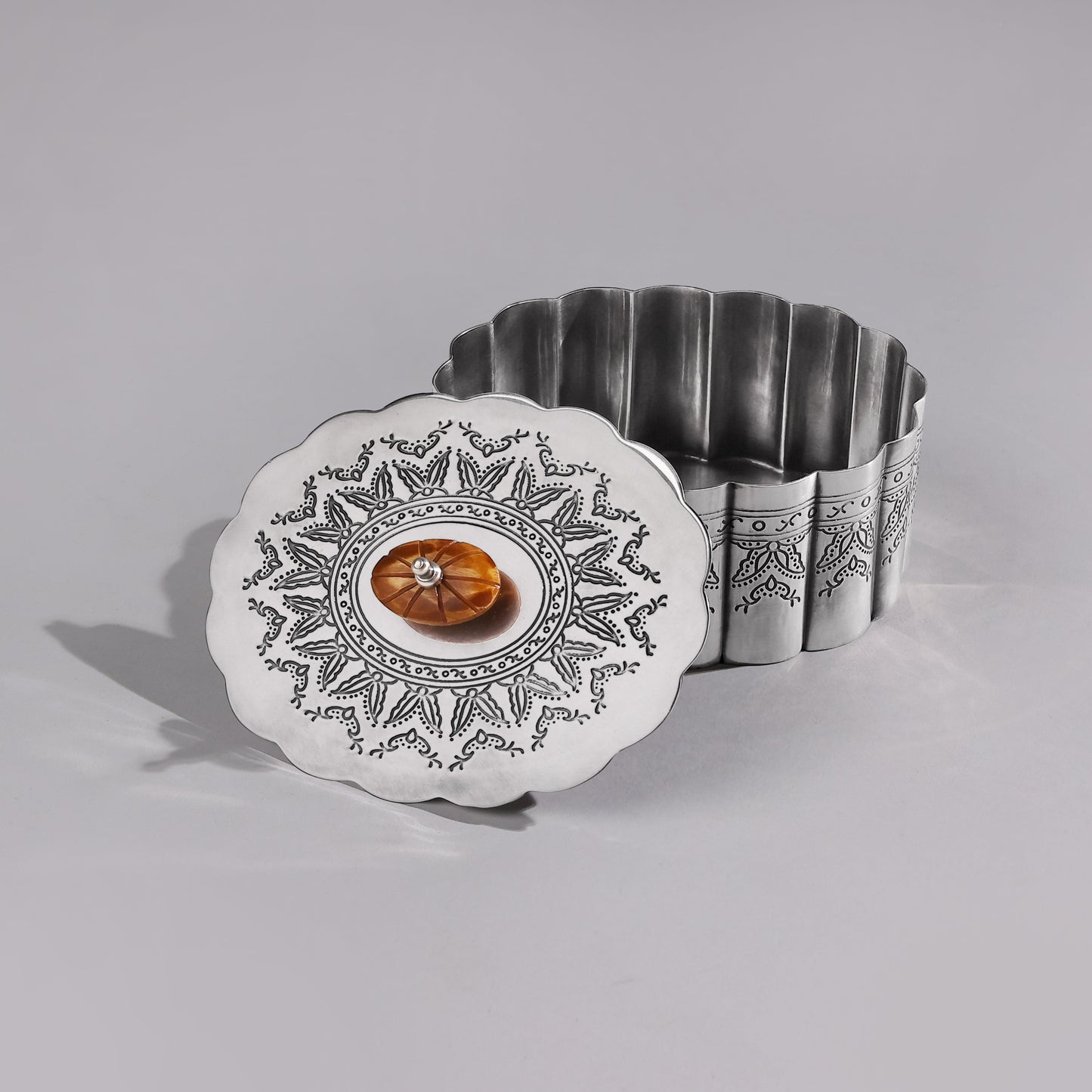 Vintage Silver Box – Handcrafted Elegance for Your Treasured Keepsakes